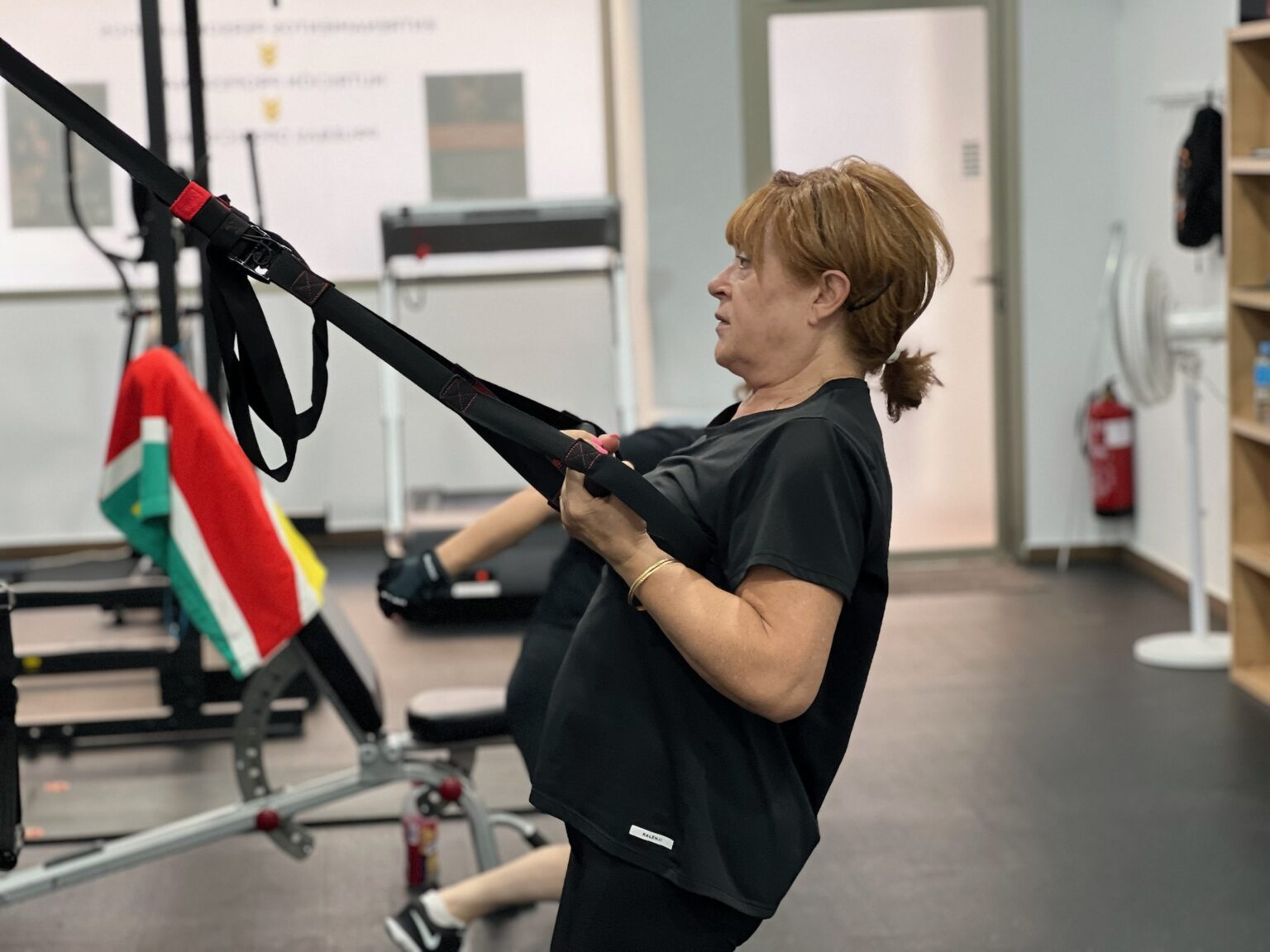 Clienta haciendo remo en suspensión en la sala de Novax, en Elche