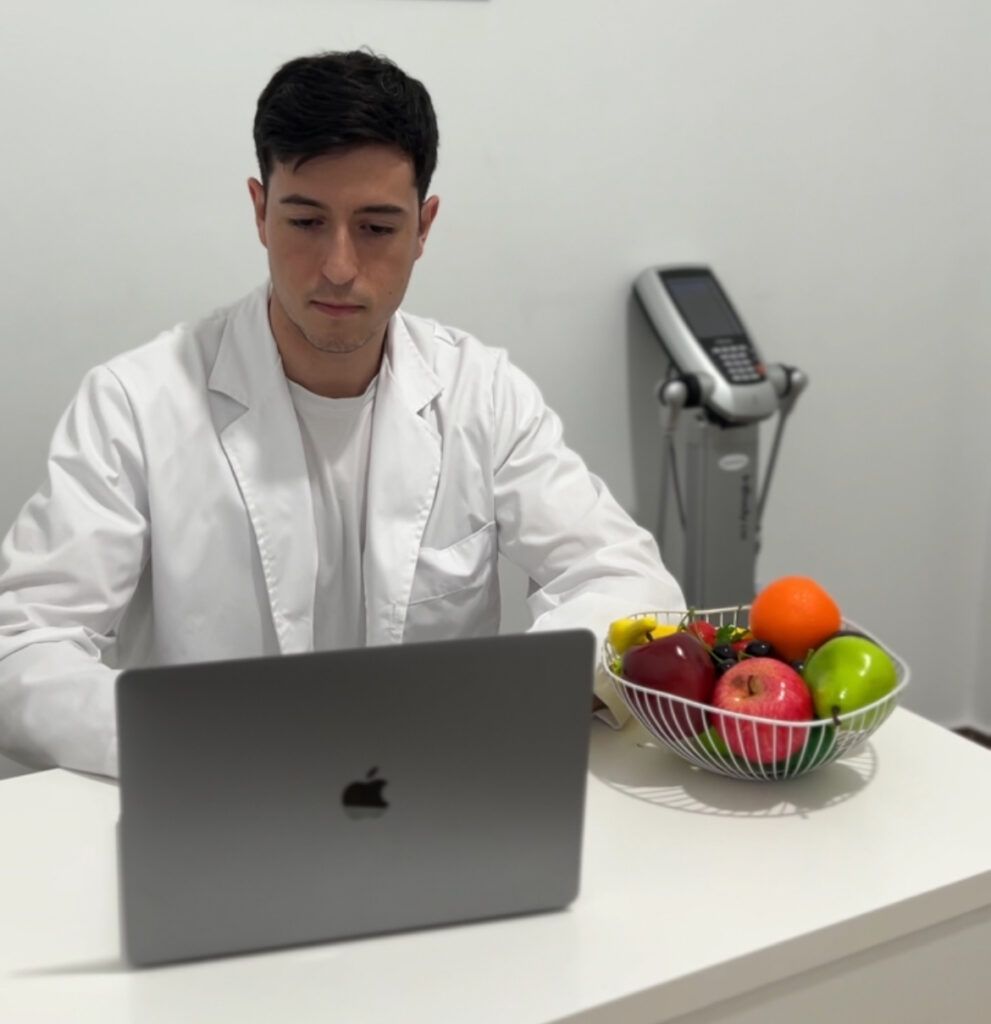 Antonio Molina, dietista-nutricionista de Novax, en la consulta